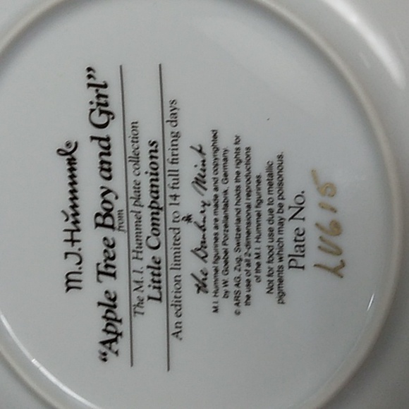 M.J. Hummel set of Little Companions plates - Picture 8 of 9